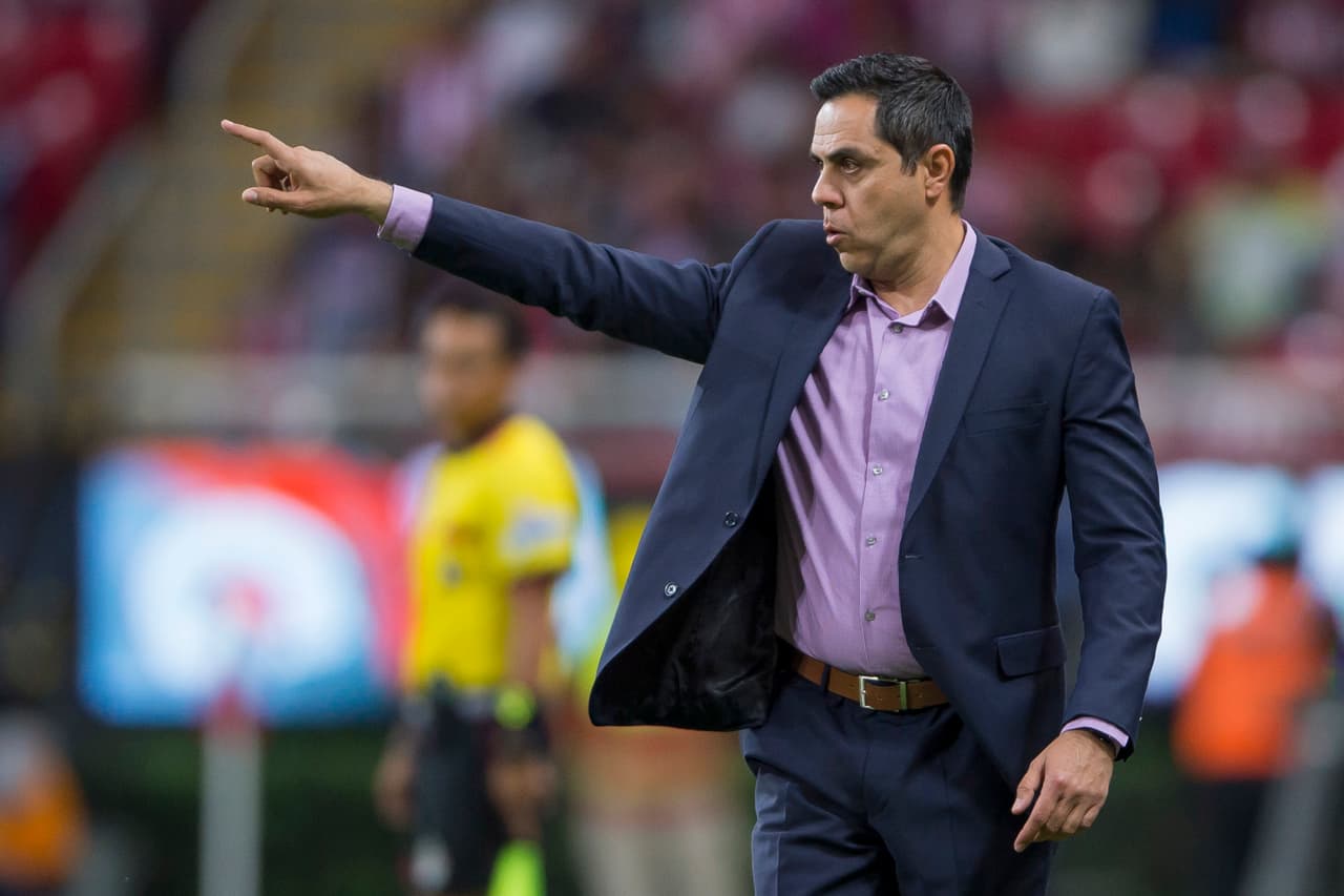 El director técnico de Juárez, Miguel Fuentes, no se escondió y envió a su equipo para generar ataque.