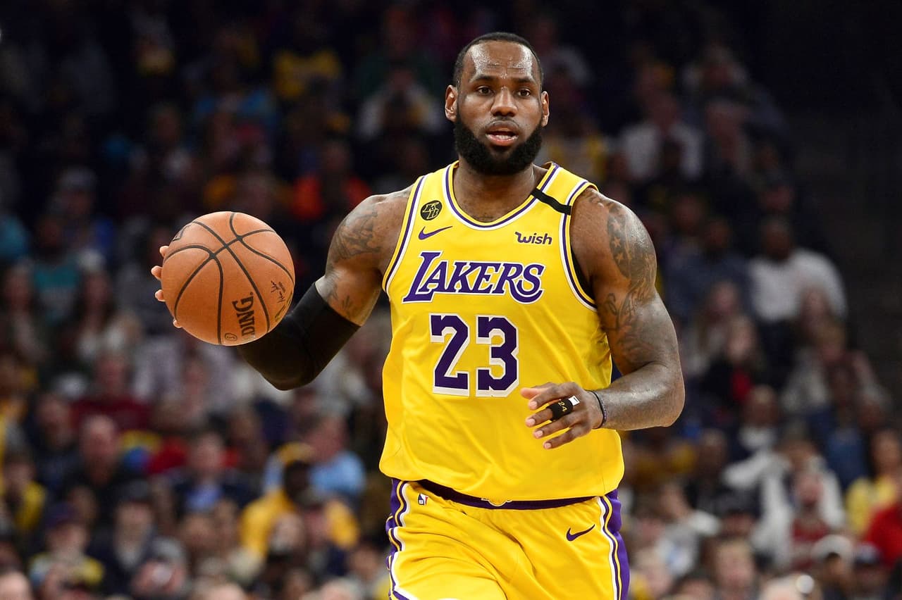 LeBron James amplió por dos años más su contrato con los Lakers