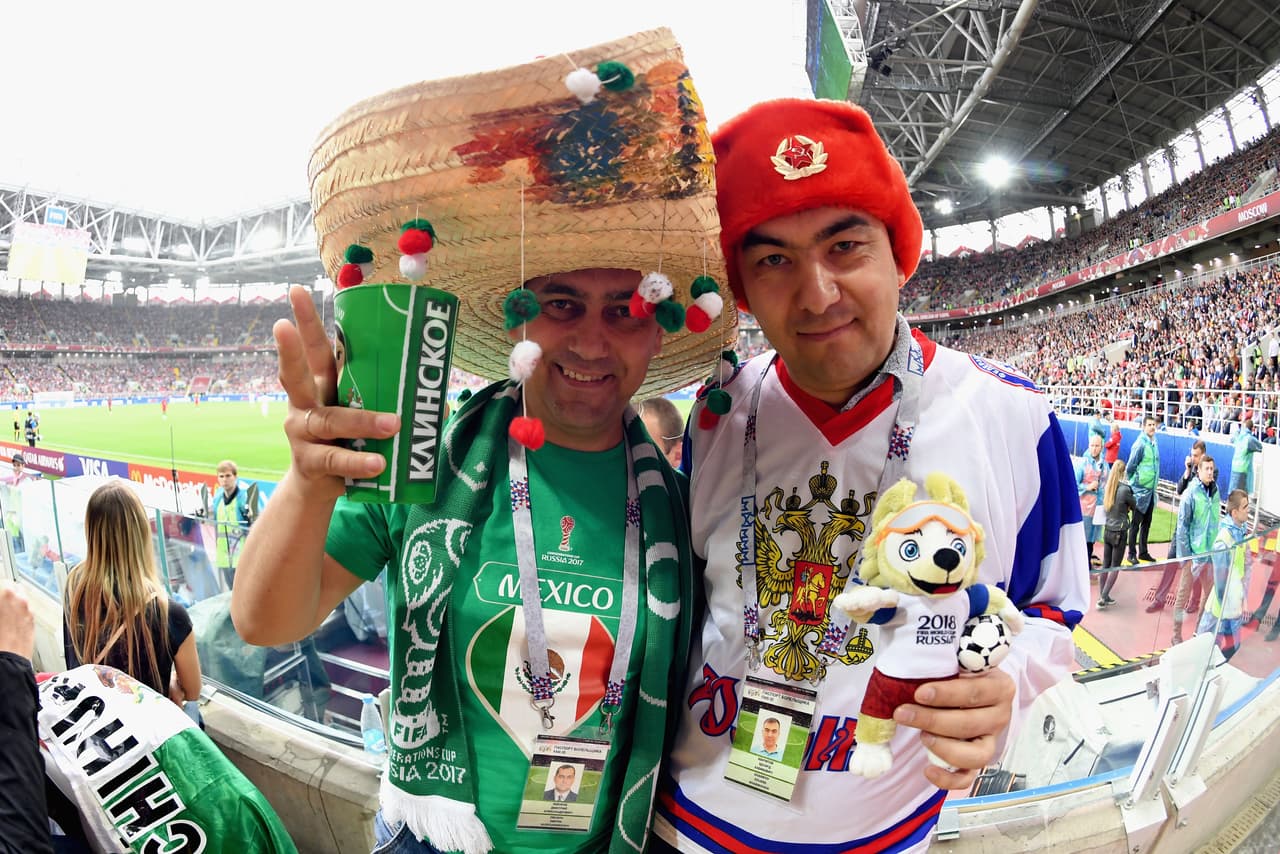 Hermosos trajes y mucho colorido de la afición en Rusia para el juego por el tercer puesto en la Copa Confederaciones.