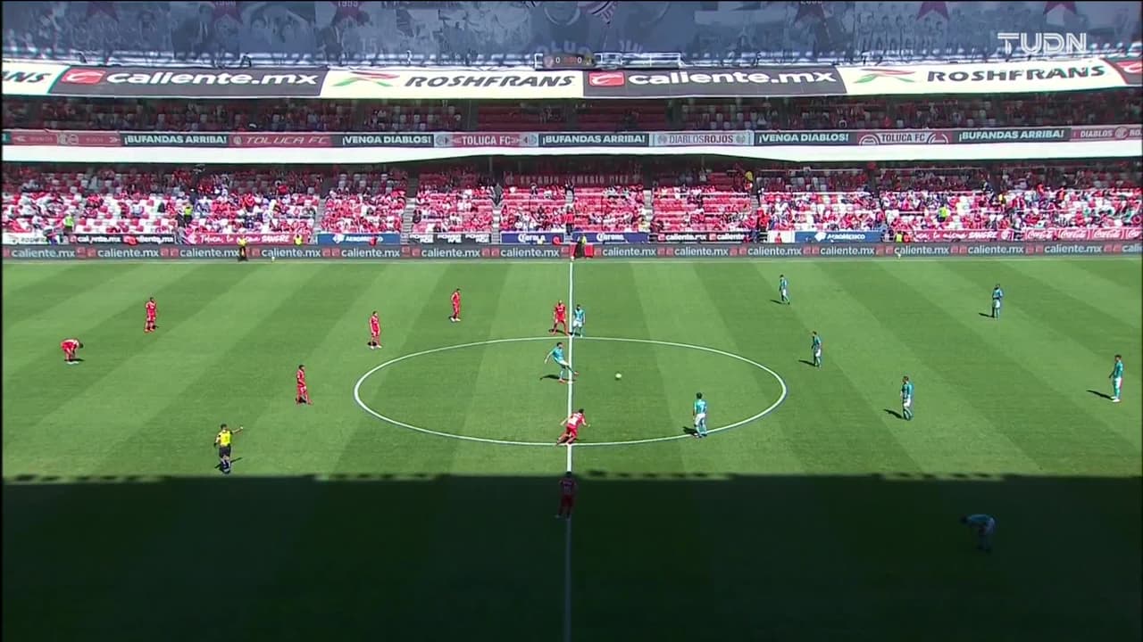 Arranca el partido y la pelota está en juego.
