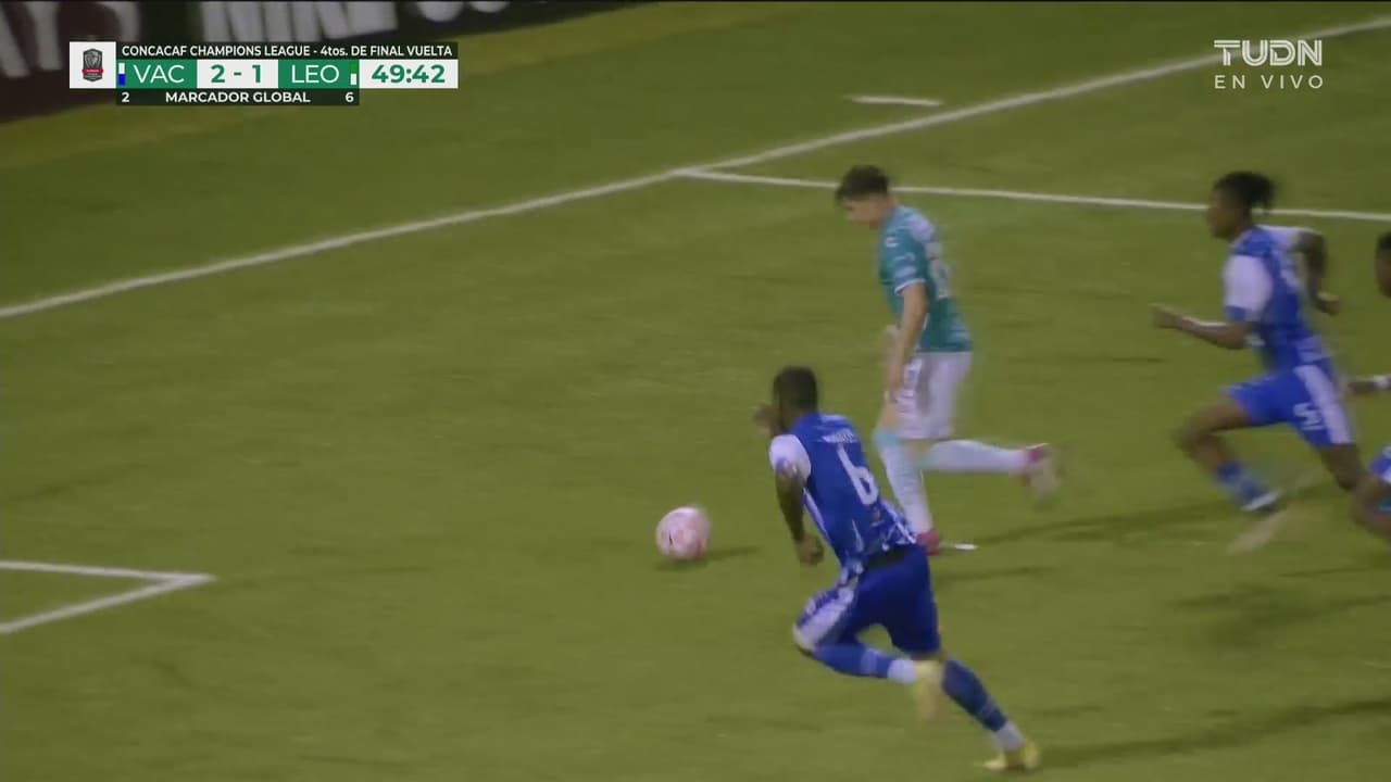 ¡Cerca León! Vaselina de Alvarado que se queda arriba del arco