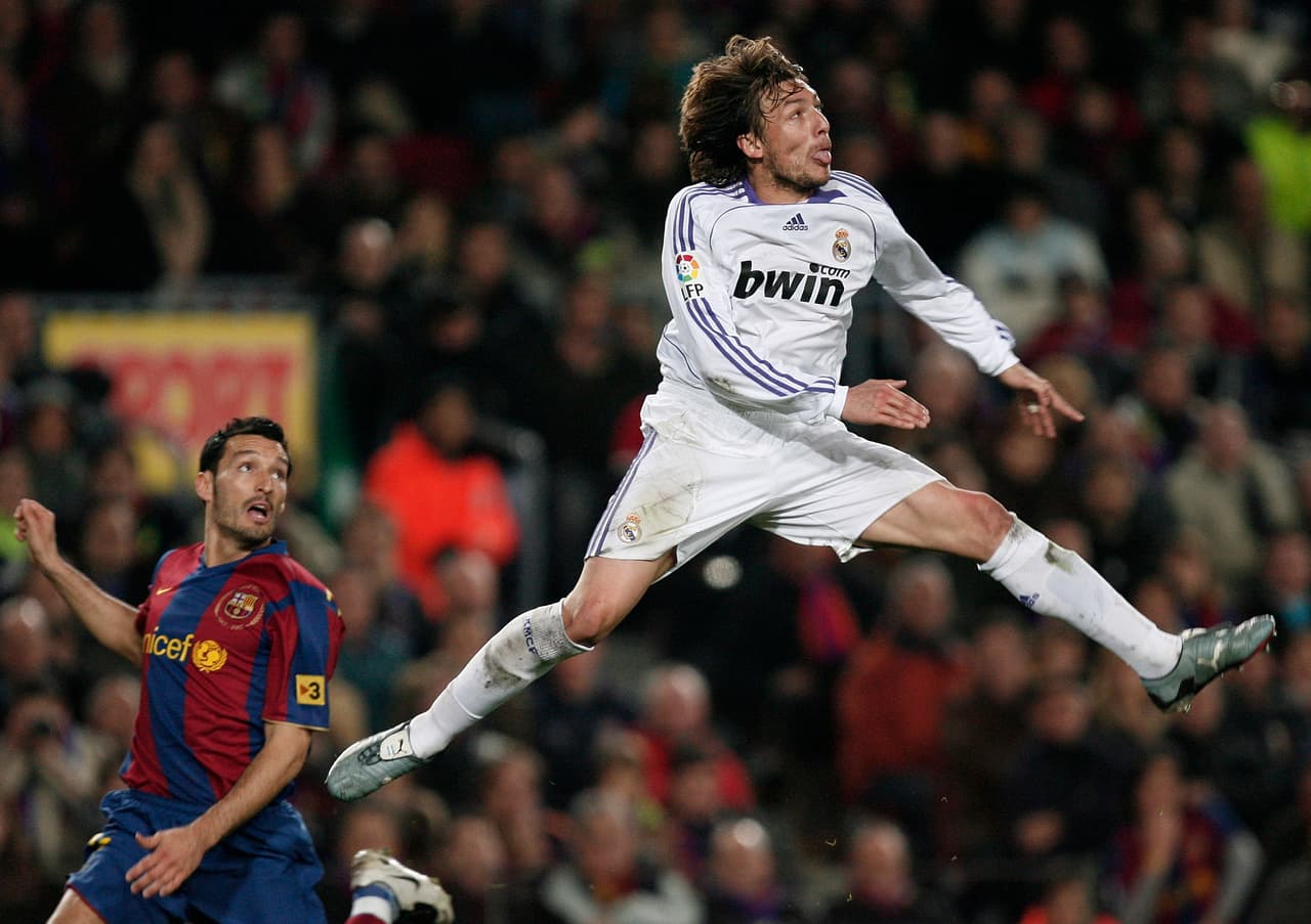 Ese Real Madrid tenía una buena cantidad de jugadors suramericanos en sus filas, entre ellos algunas ya retirados como Gabriel Heinze, técnico de Vélez Sarsfield en Argentina.