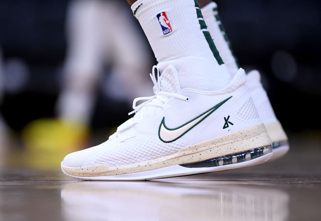 De colores, con dedicación o camuflados, los diseños de los mejores basquetbolistas del mundo.