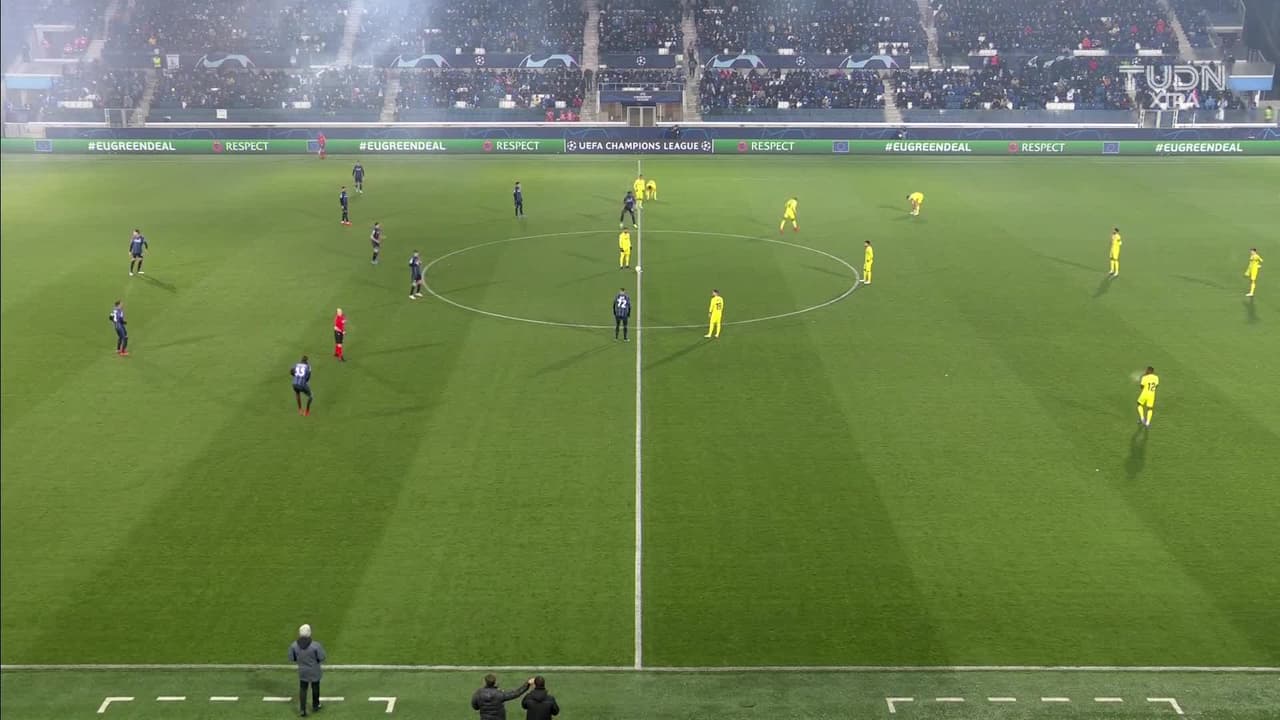 Arranca el partido y la pelota está en juego.
