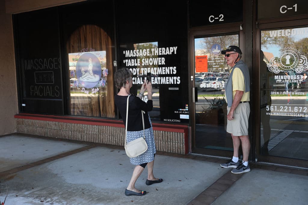 ¿Es divertido posar en el lugar de un posible delito? Así piensan los fanáticos de equipos rivales a los Patriots.