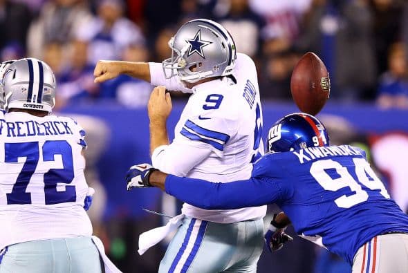 Tony Romo es el latino que destacó durante la jornada 12 de la NFL por llevar a los Dallas Cowboys a una victoria ante los NY Giants 31-28, al lograr 275 yardas en 18 pases y cuatro pases de TD. Checa las mejores imágenes del QB ante los Giants.