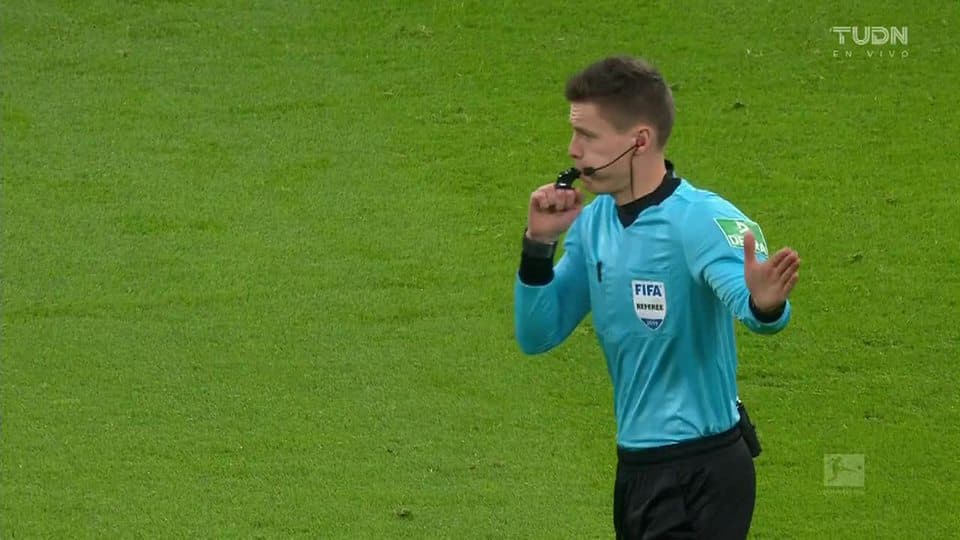 Arranca el partido y la pelota está en juego.