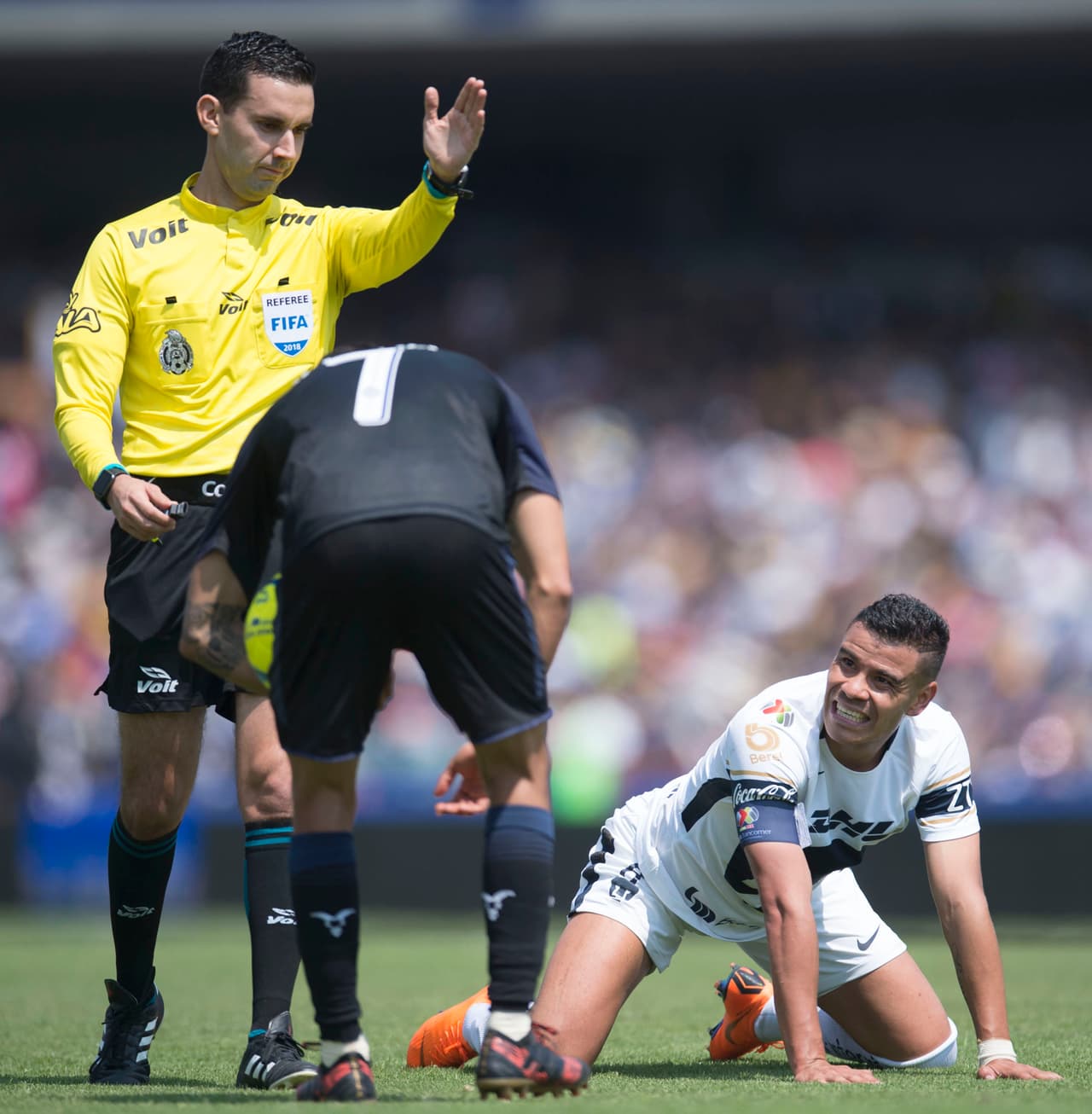 Partido trabado y difícil para César Arturo Ramos, árbitro central, quien además de marcar dos penales en favor de Chivas, requirió de ocho tarjetas amarillas y una roja durante los 90 minutos.