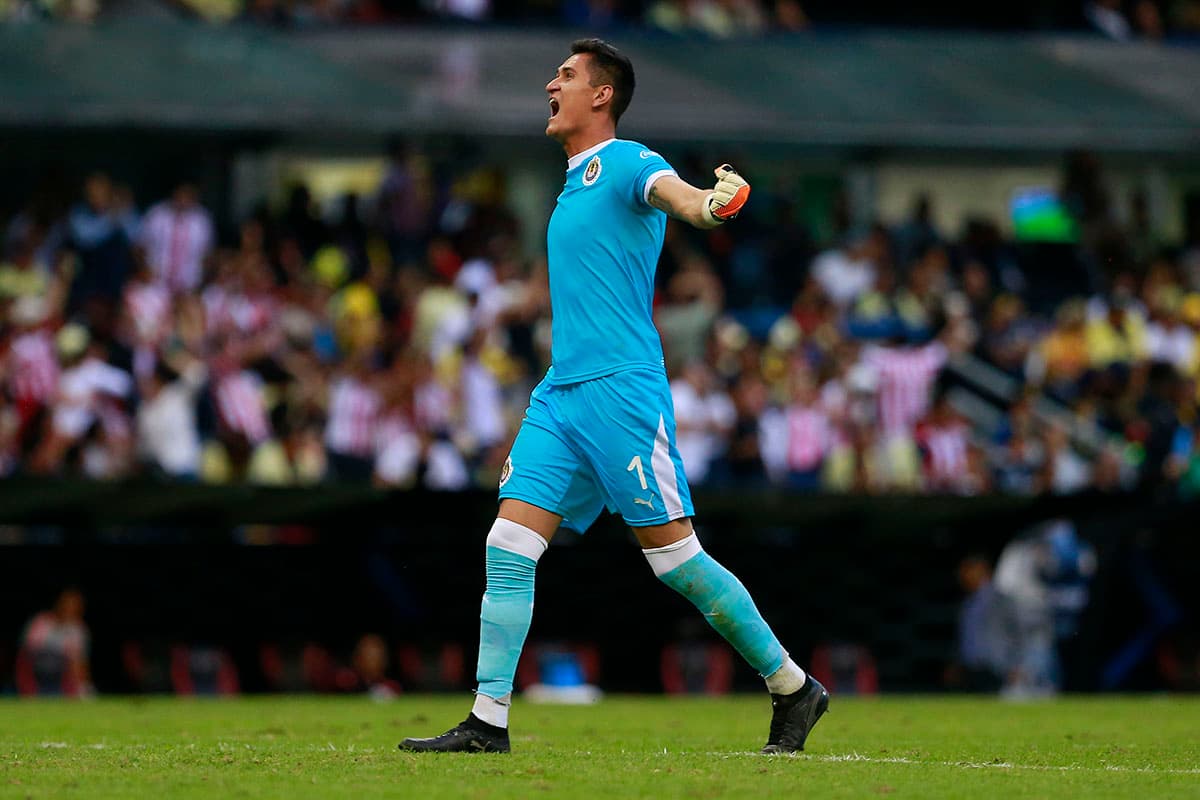 Raúl Gudiño detuvo el penal al último minuto cobrado por el colombiano Mateus Uribe, sellando el empate en el Clásico Nacional.