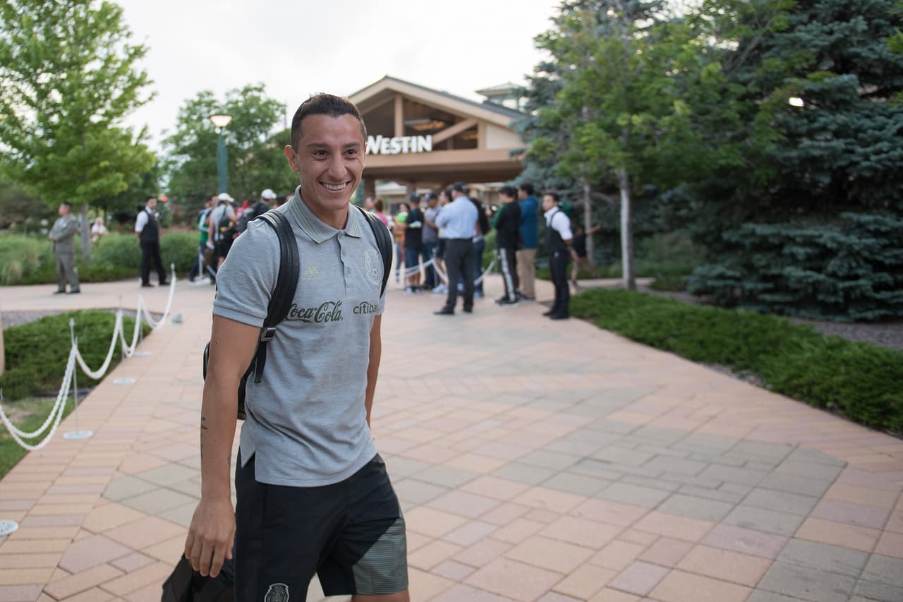 Los integrantes de la Selección Mexicana de Fútbol y su cuerpo técnico arribaron a la ciudad de Denver, Colorado, donde este miércoles entrante sostendrán su segundo duelo de la Copa Oro 2019 ante la representación de Canadá en Invesco Field, la casa de los Denver Broncos. Una gran cantidad de aficionados esperaron largo rato para ver el arribo de los jugadores del Tricolor y pedirles la foto o el autógrafo, y manifestarles el apoyo de cara a su siguiente compromiso del torneo.