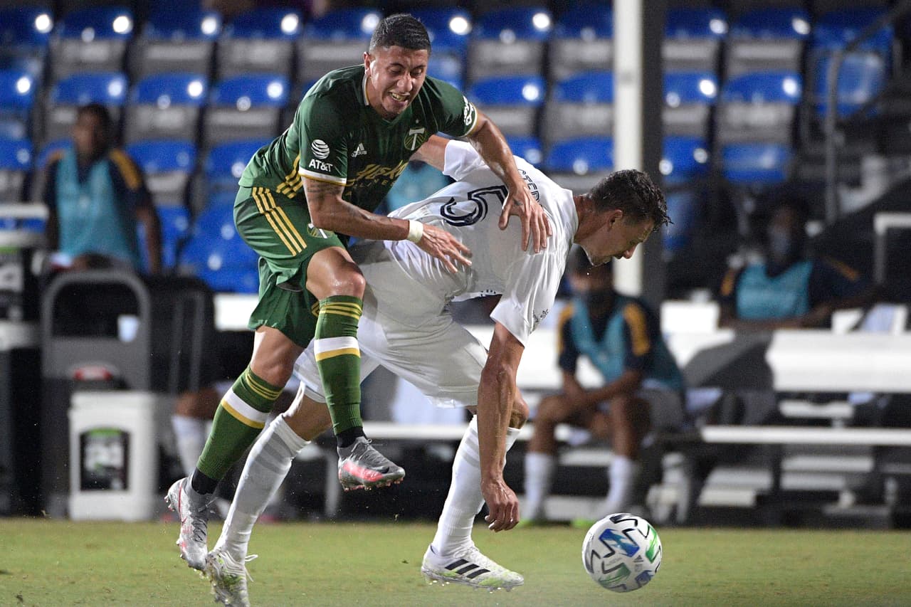 LA Galaxy de Javier Hernández regresa con el pie izquierdo y caen en casa ante el Portland Timbers. El Chicharito falló un penal y después consiguió su primer gol con el club.