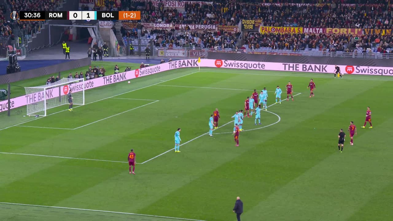 ¡CERCA! Lorenzo Pellegrini disparó que se estrella en el poste.