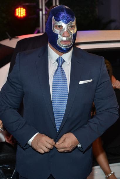 Y no sabemos si Blue Demon se tapa la cara por no ser tan hermoso.