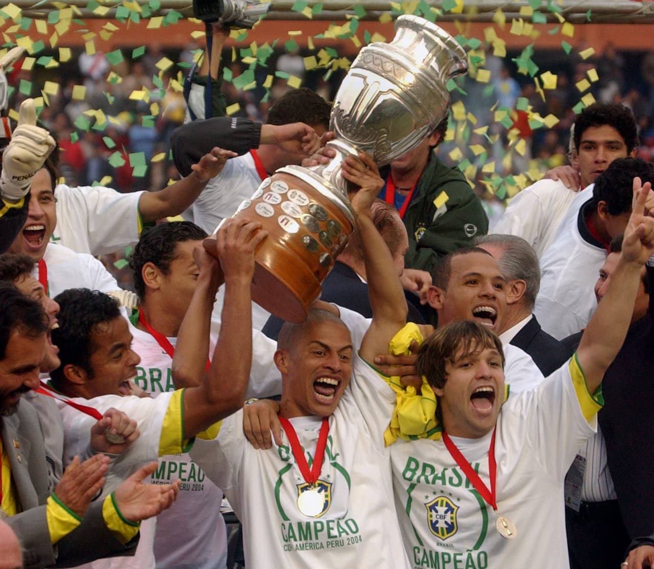 Álex - El mediocampista, que nunca jugó una Copa del Mundo, no solo fue el capitán de Brasile n su título de la Copa América 2004 sino que también llevó el dorsal 10 en su playera.