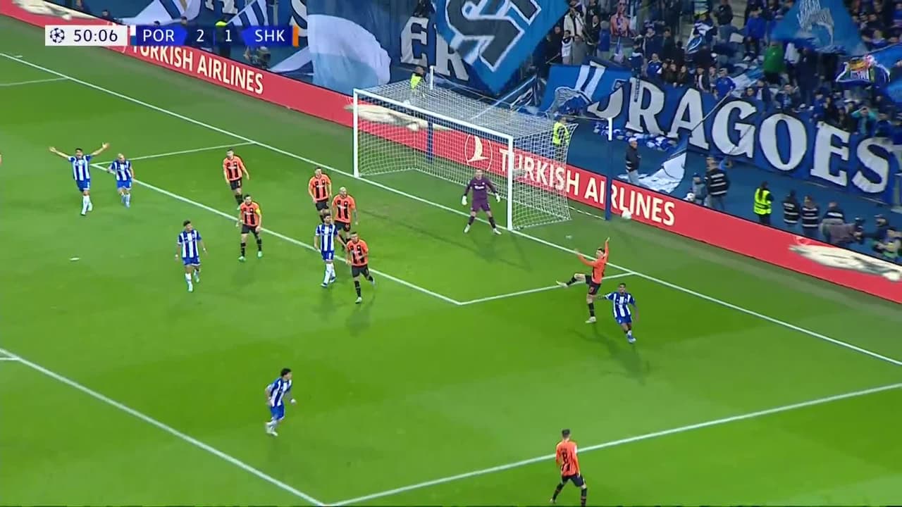 ¡TIRO ATAJADO! disparo por Mehdi Taremi.