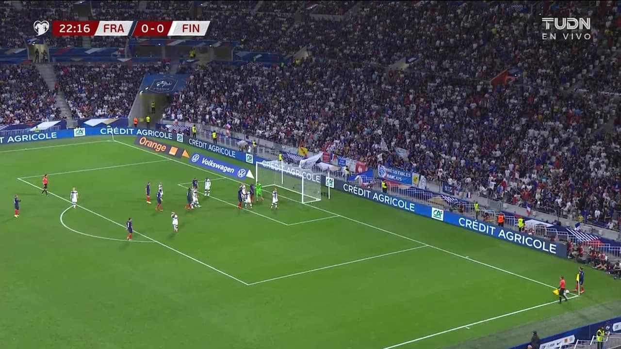 ¡TIRO ATAJADO! disparo por Karim Benzema.