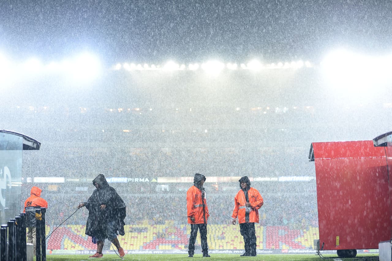 La lluvia retrasó el inicio del segundo tiempo en el Morelia vs Monterrey