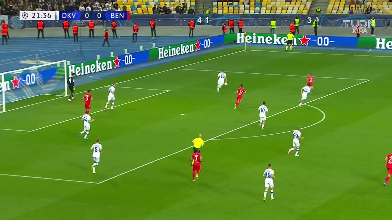 ¡TIRO ATAJADO! disparo por Manu Trigueros.