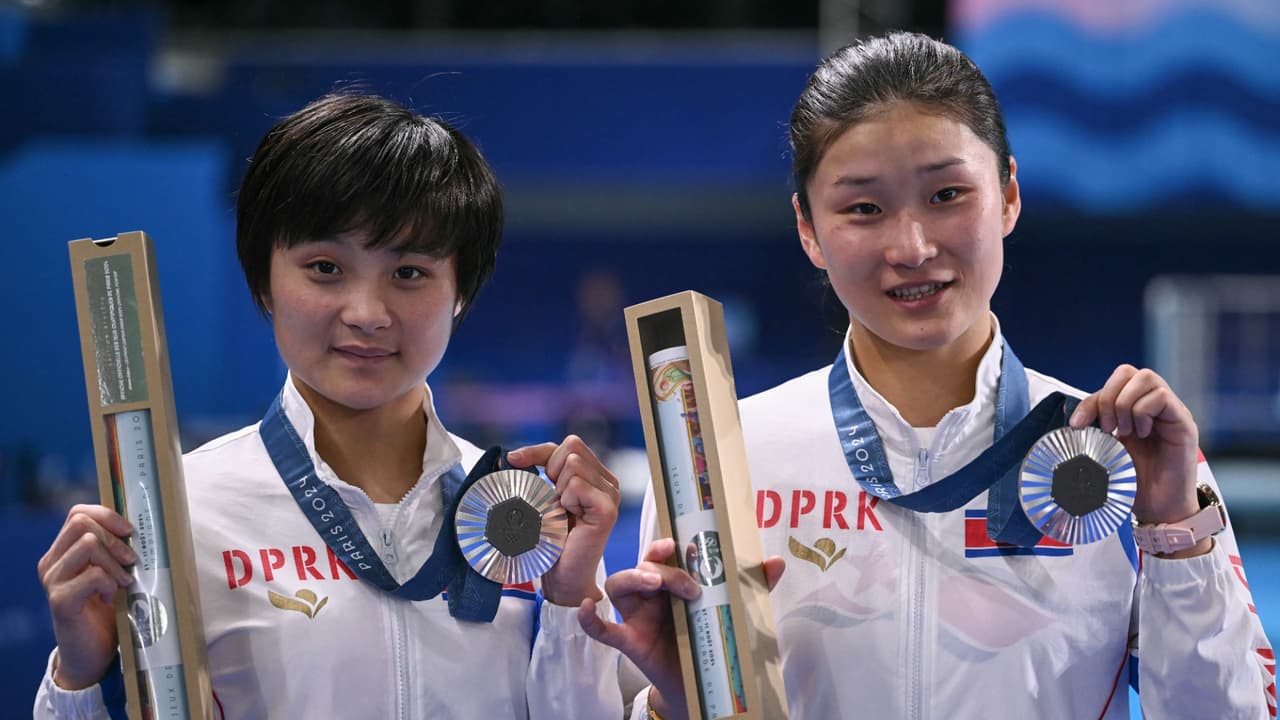 ¡Les quieren quitar su celular por violar sanciones de la ONU!