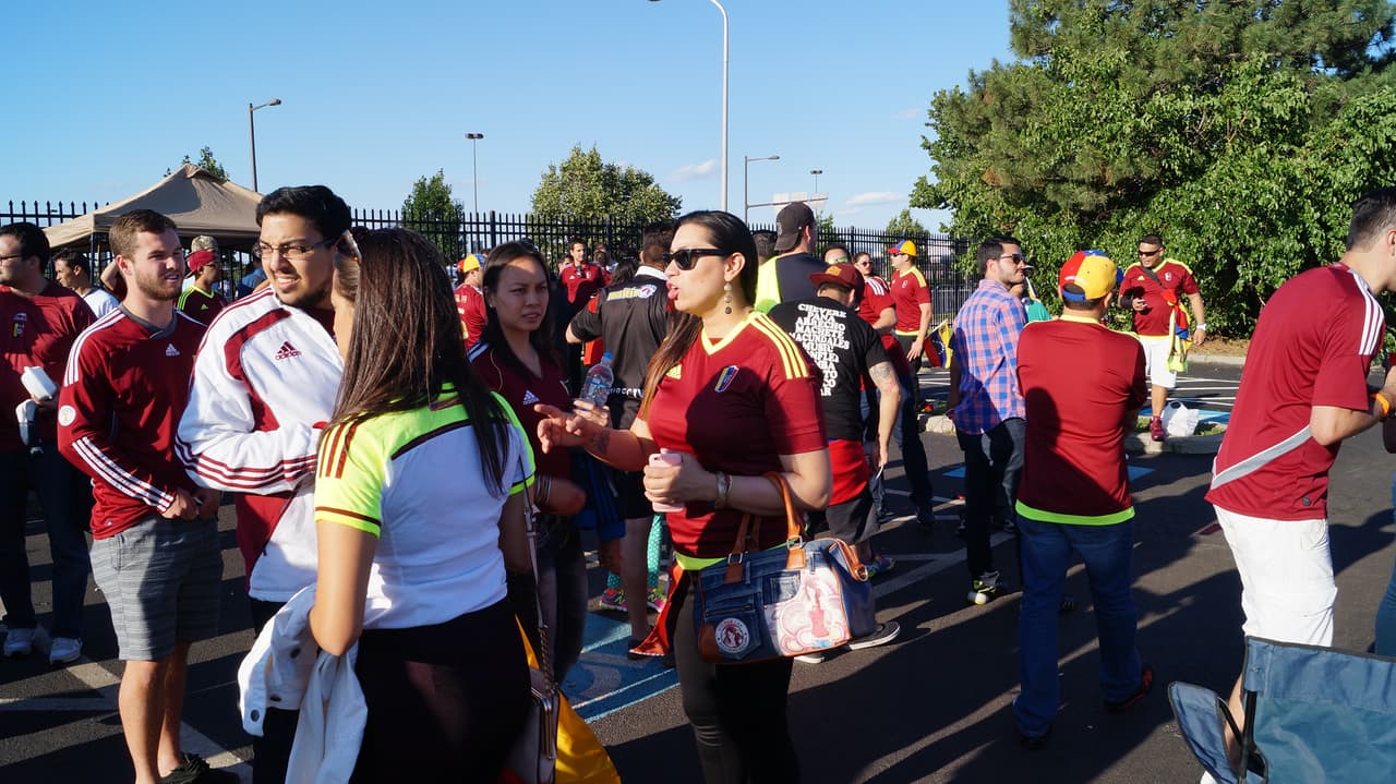 Fanáticos de Uruguay y Venezuela llenaron de fiesta Filadelfia en duelo del Grupo C de la Copa América Centenario.