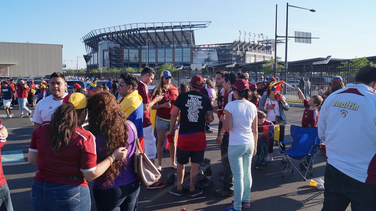 Fanáticos de Uruguay y Venezuela llenaron de fiesta Filadelfia en duelo del Grupo C de la Copa América Centenario.