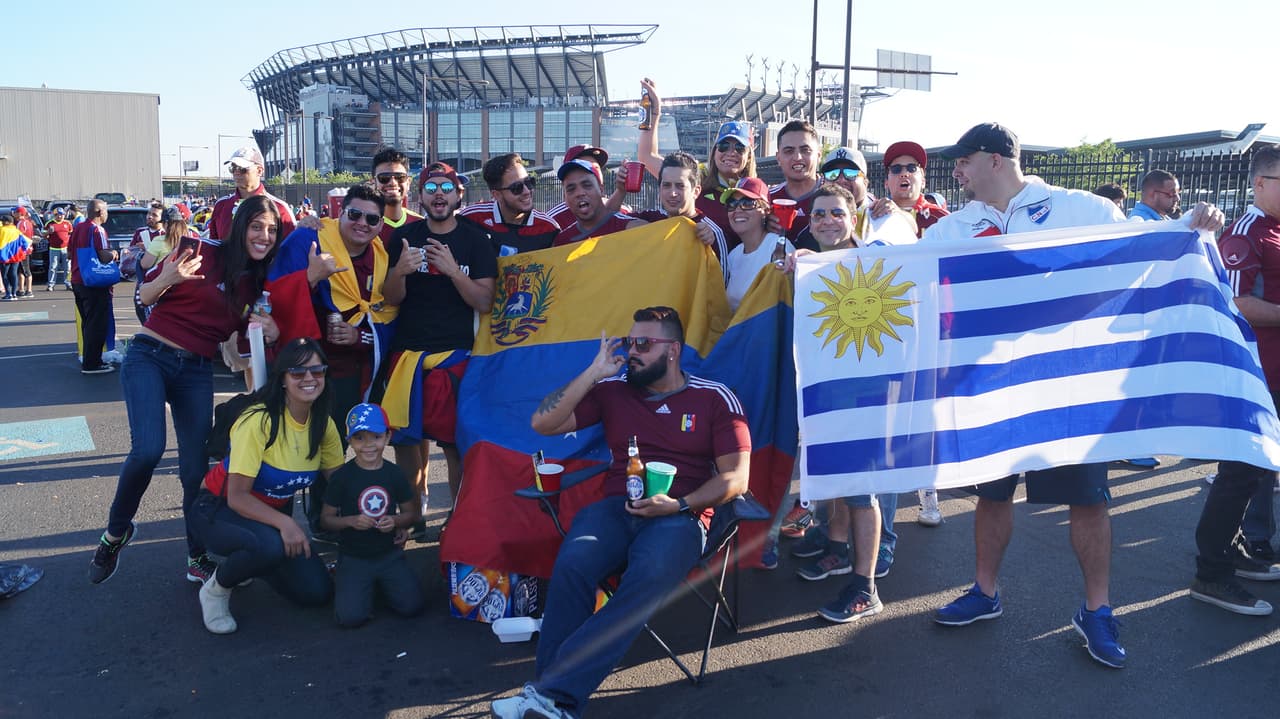 Fanáticos de Uruguay y Venezuela llenaron de fiesta Filadelfia en duelo del Grupo C de la Copa América Centenario.