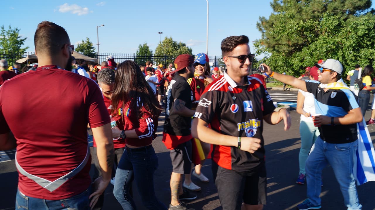 Fanáticos de Uruguay y Venezuela llenaron de fiesta Filadelfia en duelo del Grupo C de la Copa América Centenario.