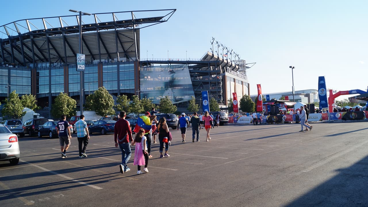 Fanáticos de Uruguay y Venezuela llenaron de fiesta Filadelfia en duelo del Grupo C de la Copa América Centenario.