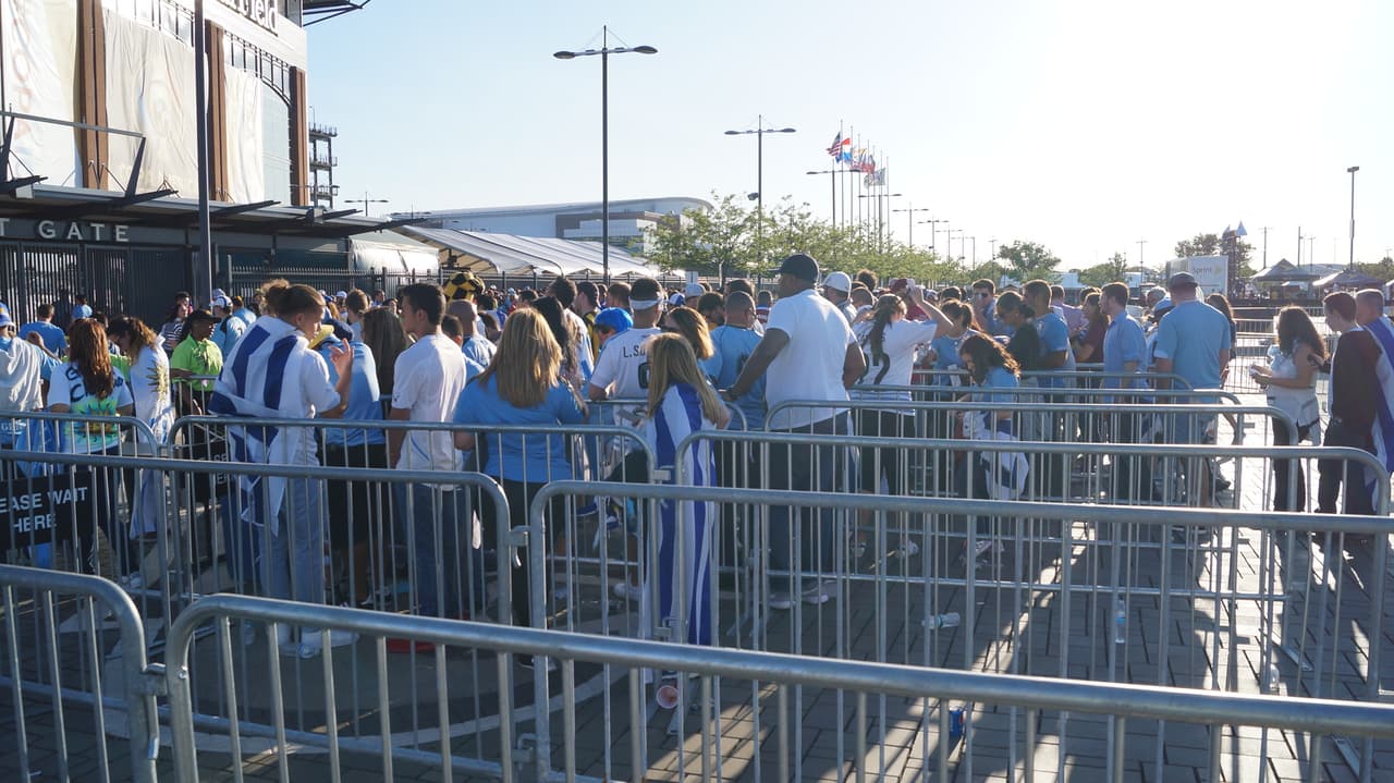 Fanáticos de Uruguay y Venezuela llenaron de fiesta Filadelfia en duelo del Grupo C de la Copa América Centenario.