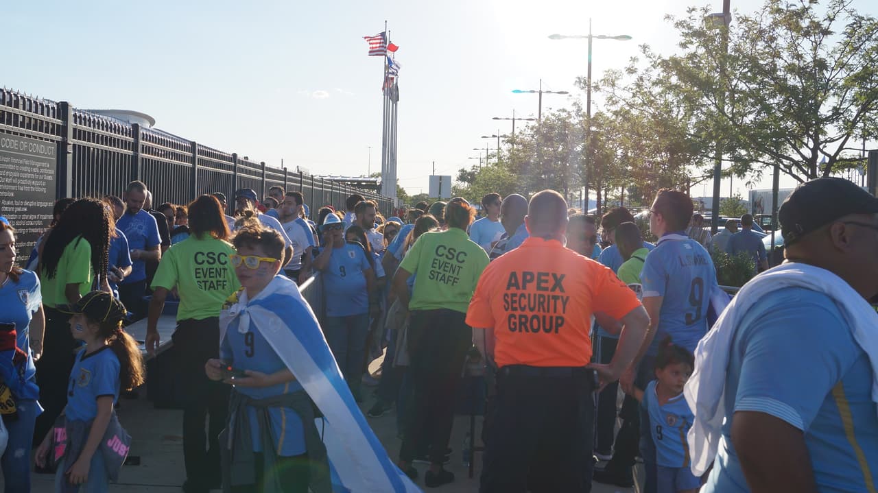 Fanáticos de Uruguay y Venezuela llenaron de fiesta Filadelfia en duelo del Grupo C de la Copa América Centenario.