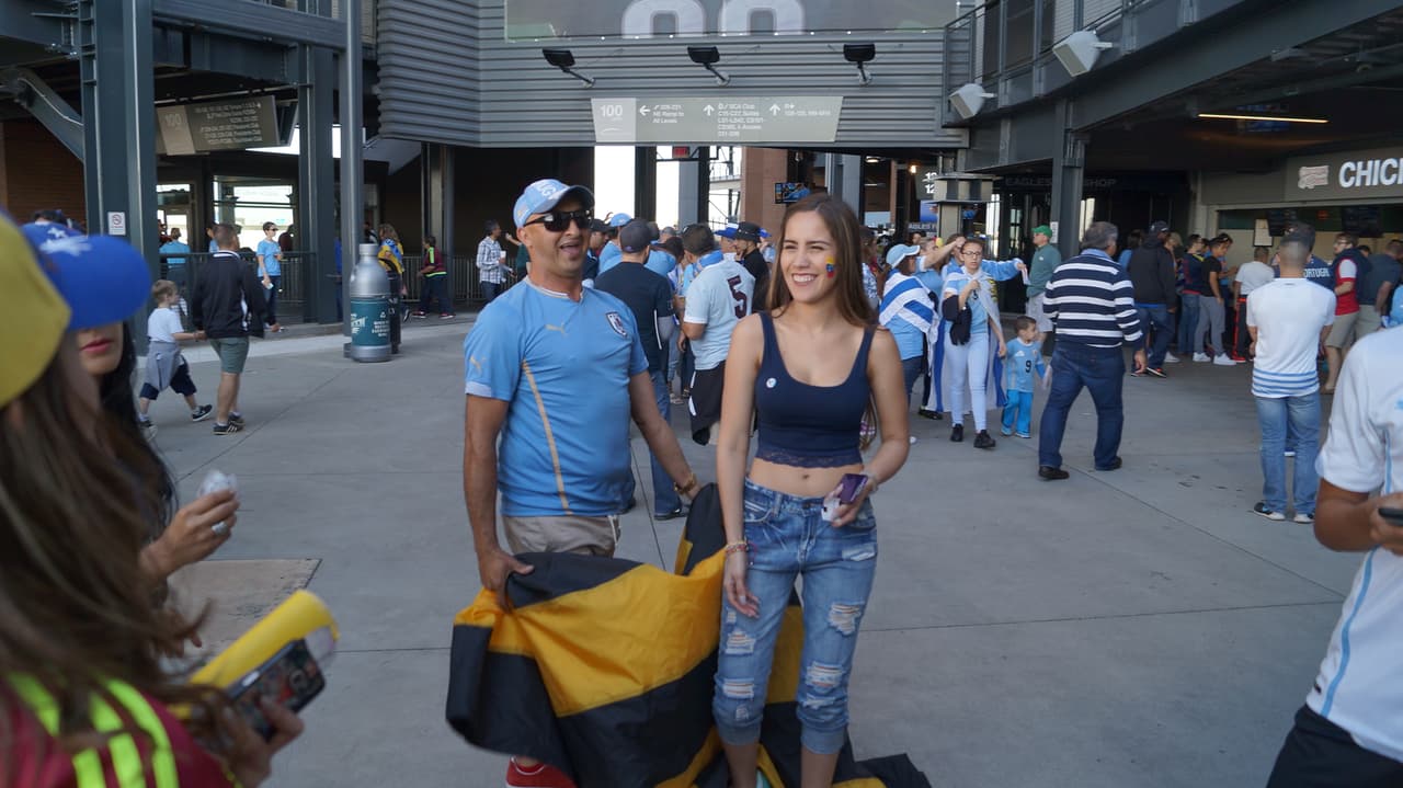 Fanáticos de Uruguay y Venezuela llenaron de fiesta Filadelfia en duelo del Grupo C de la Copa América Centenario.