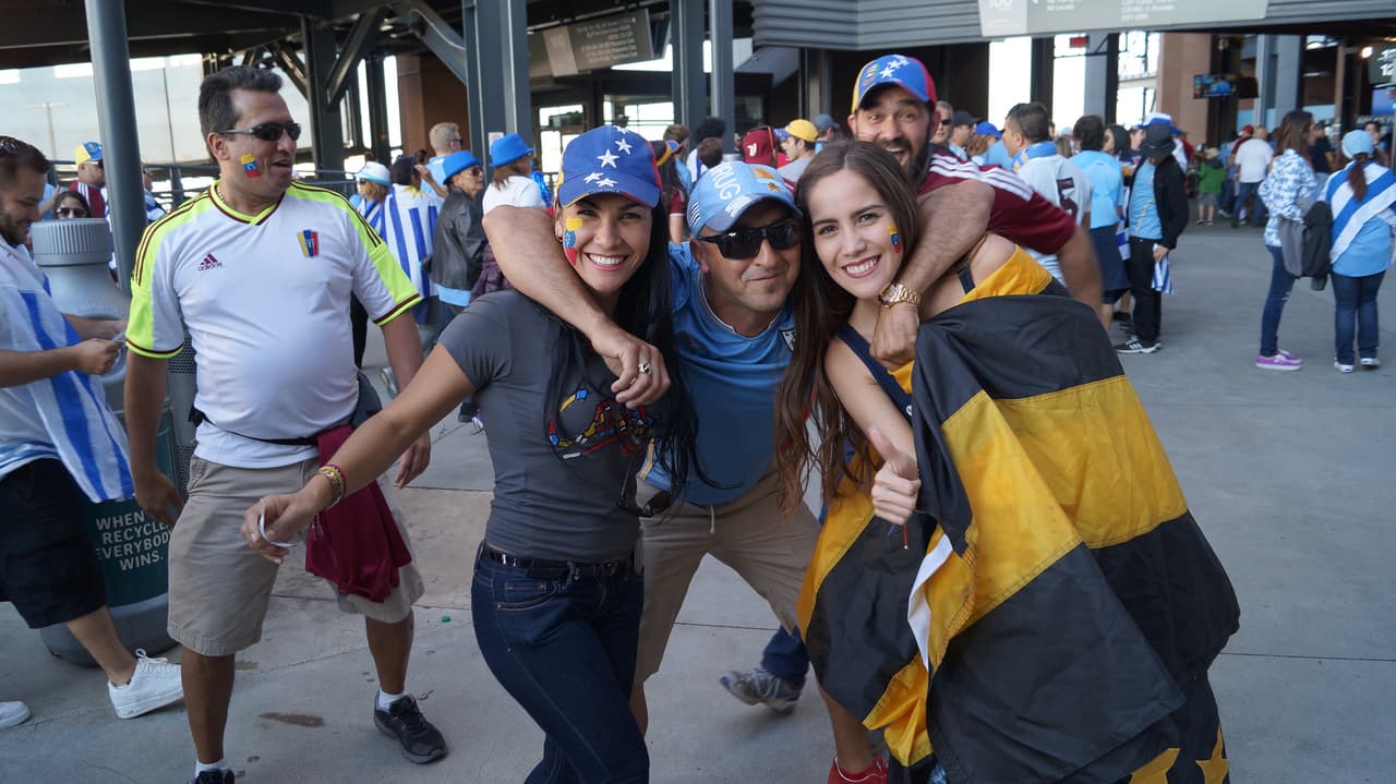 Fanáticos de Uruguay y Venezuela llenaron de fiesta Filadelfia en duelo del Grupo C de la Copa América Centenario.