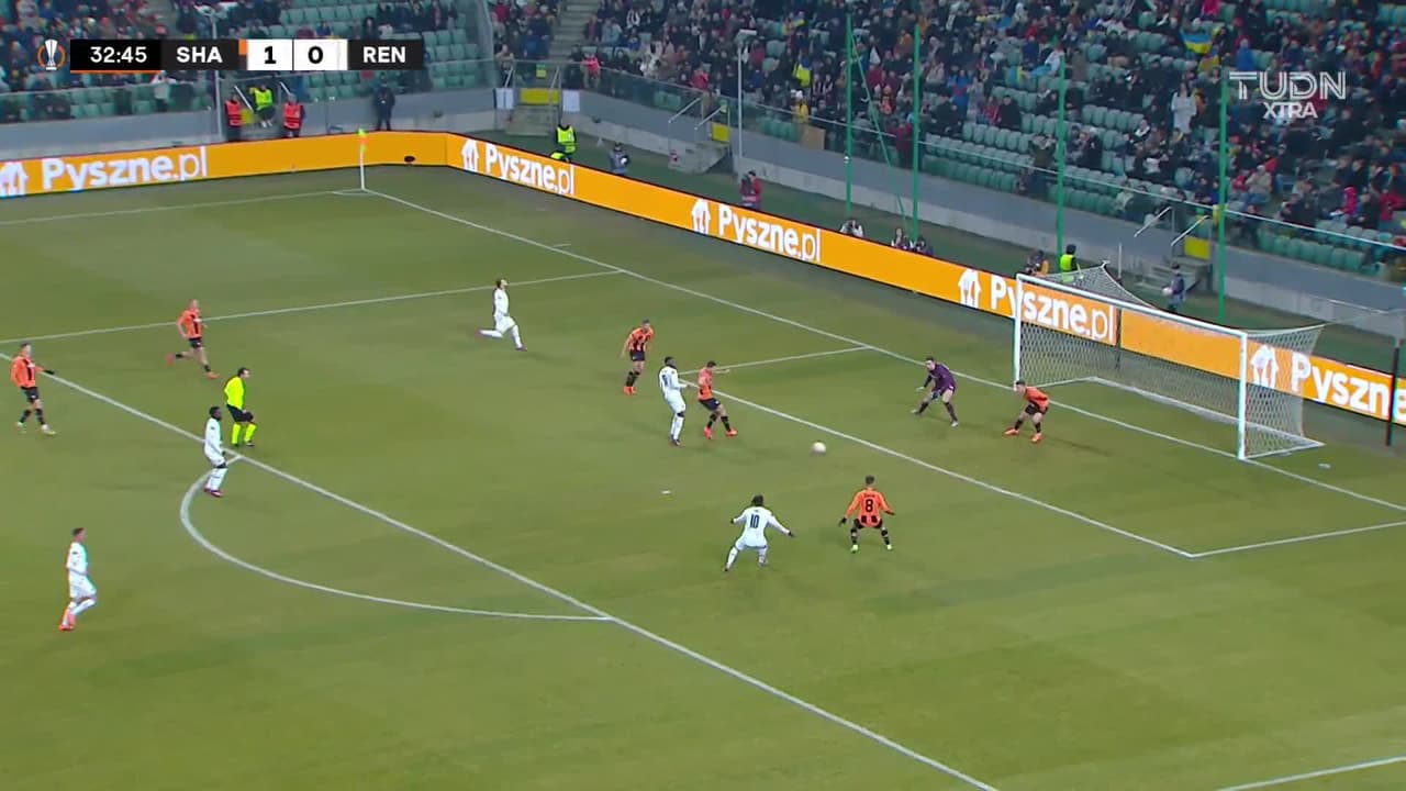 ¡TIRO ATAJADO! disparo por Karl Toko Ekambi.