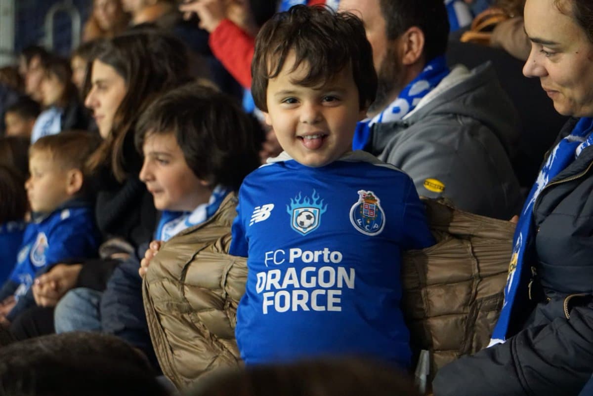 Los fanáticos de todas las edades asistieron al Estadio do Dragao para el partido inicial de la Jornada 28 de la Liga de Portugal.
