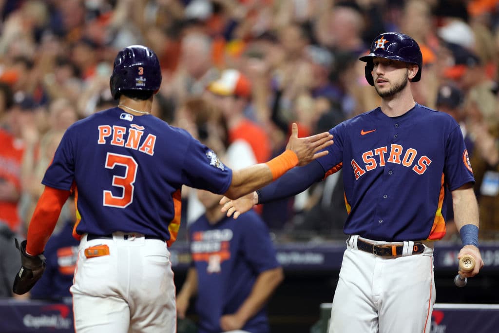 Jeremy Peña asestó la segunda carrera para los Astros luego de un doblete de Álvarez al jardín izquierdo.