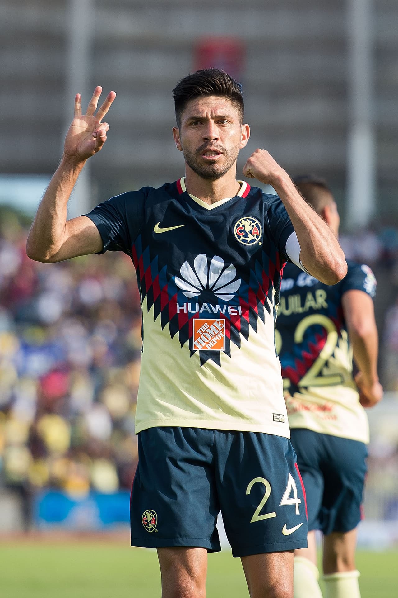 Sufriendo de más ante unos Lobos que no dejaron de luchar, el América se llevó el triunfo para llegar a 12 puntos y seguir en la cima del Apertura 2017.