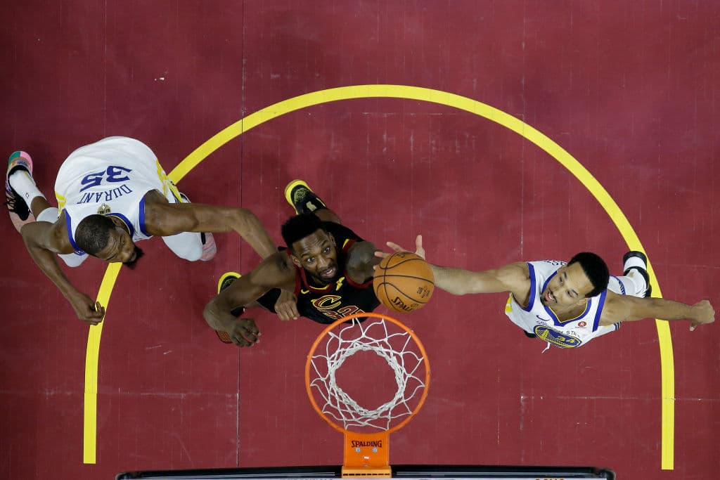 En el basquetbol FIBA ya se aplica esta medida y ha funcionado muy bien. La NBA ahora lo que pretende con esa modificación es que en un juego parejo haya más oportunidades para anotar.