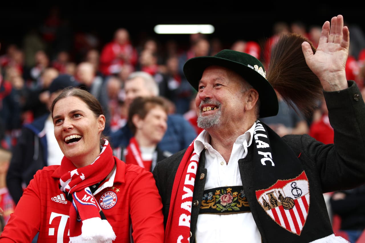 Los aficionados del Sevilla y los del Bayern Múnich se juntaron en el Ramón Sánchez Pizjuán para presenciar el duelo de cuartos de final de la Champions League. Mucho colorido, alegría y buen ambiente en la capital de Andalucía.