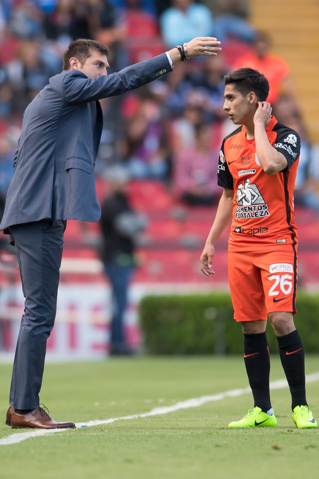 Alonso da indicaciones a sus jugadores buscando cambiar el curso del partido.
