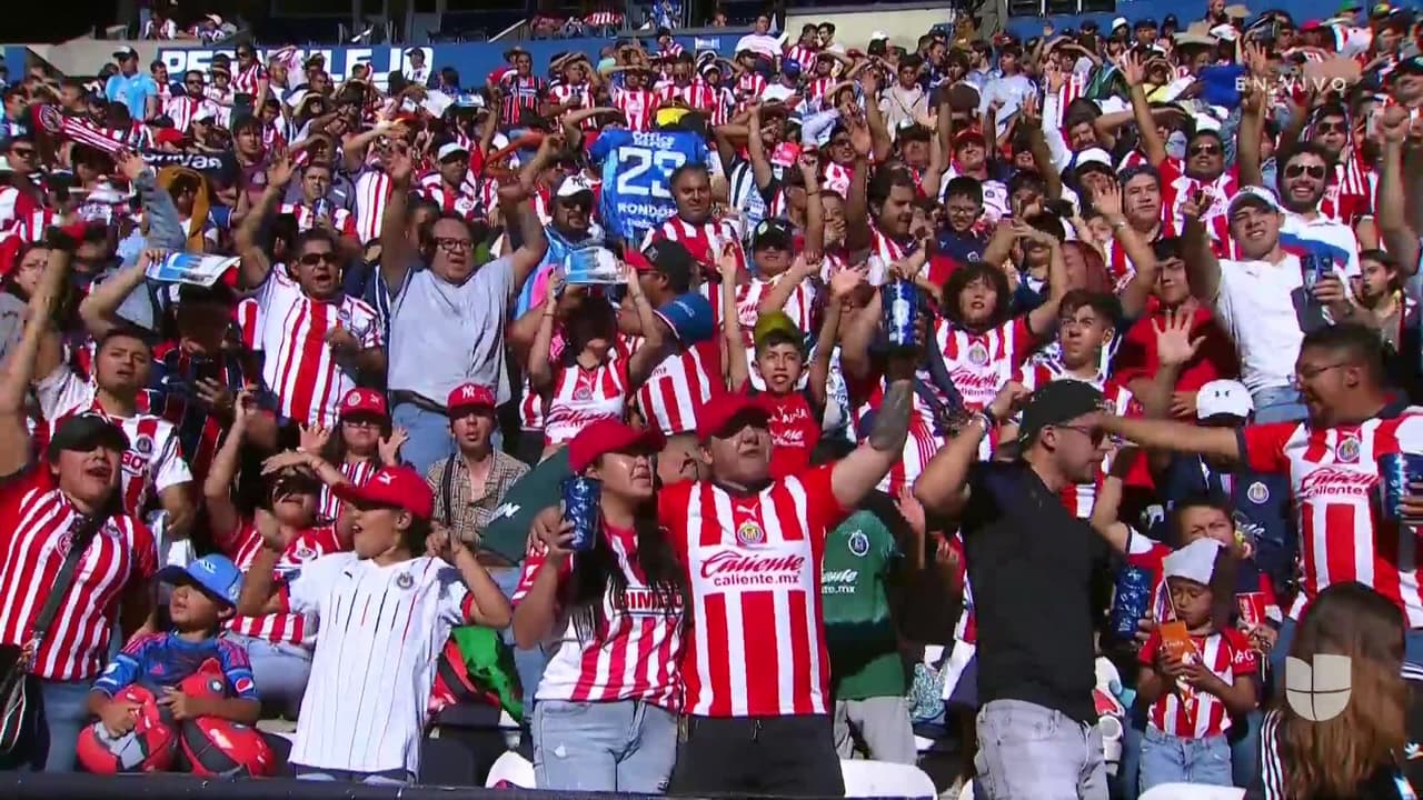 Arranca el partido y la pelota está en juego.
