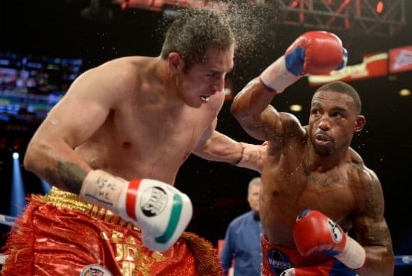 J'León Love derrotó por deciisón unánime a Marco Antonio Peribán en la pelea preeliminar en Las Vegas.