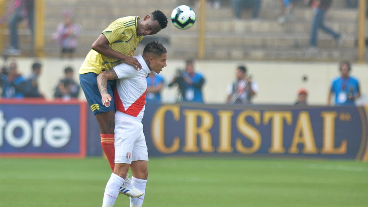 Perú se vio en problemas para generar opciones claras de gol a pesar de contar con la pelota en el primer tiempo.