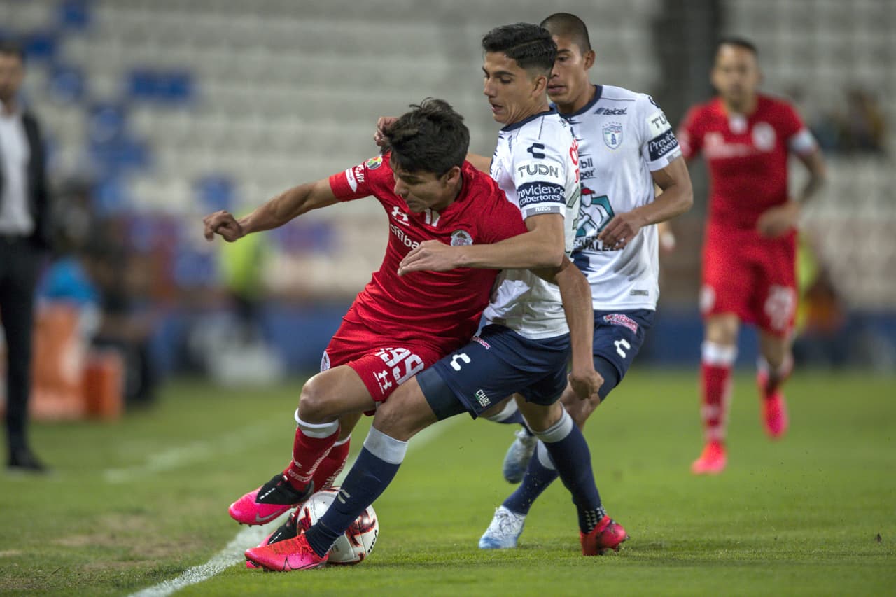 El conjunto de toluca empieza el juego a la ofensiva con Juan Gamboa tratando de quitarse la marca del jugador de Pachuca Kevin Álvarez.