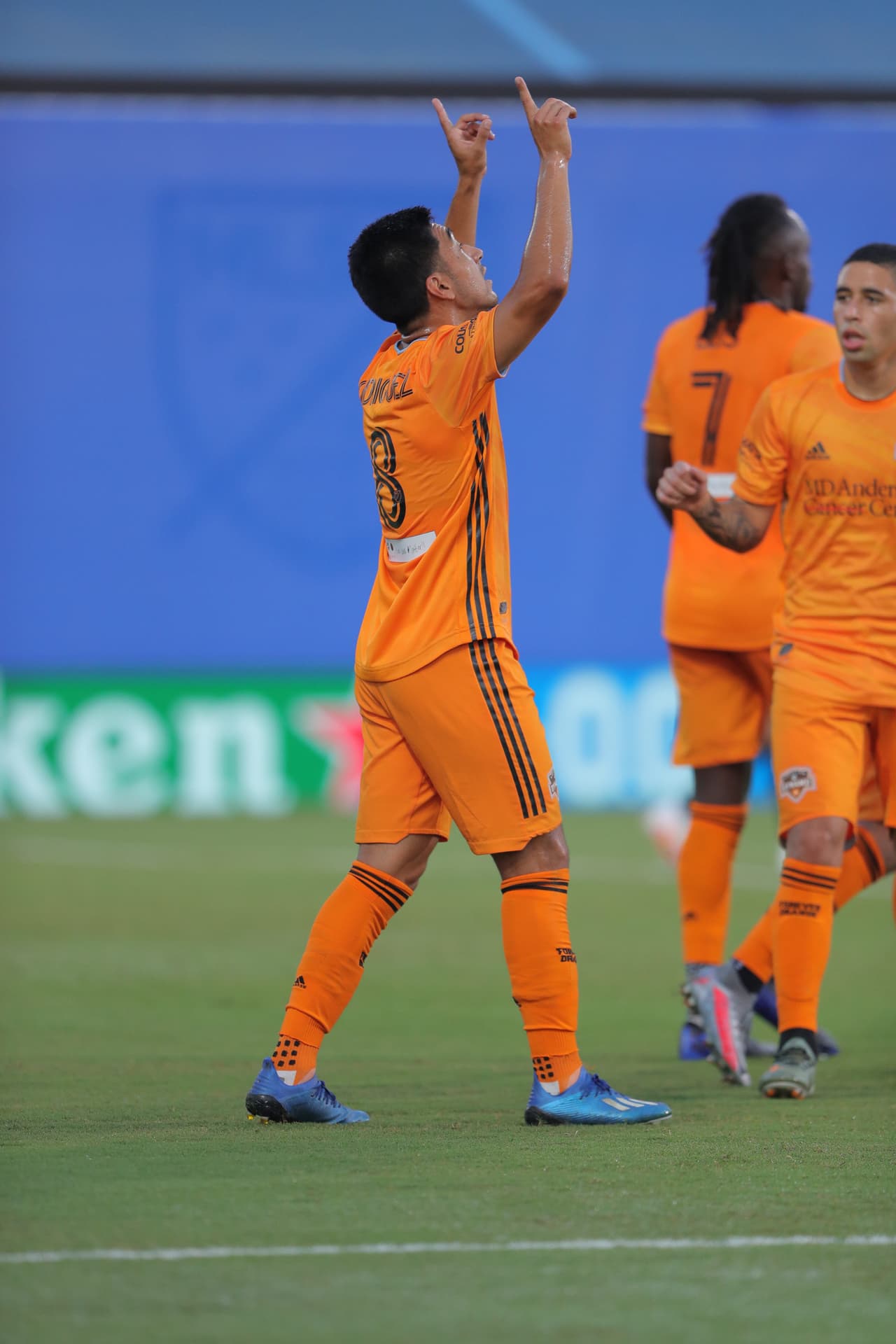 El LAFC no da por perdido ningún resultado, y en seis minutos logran empatar el partido que perdían 1-3.