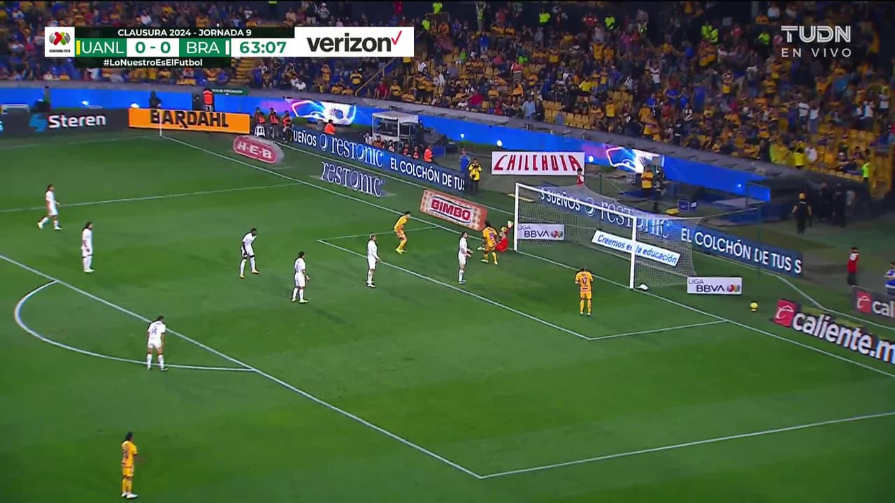 ¡CERCA! Sebastián Córdova disparó que se estrella en el poste.