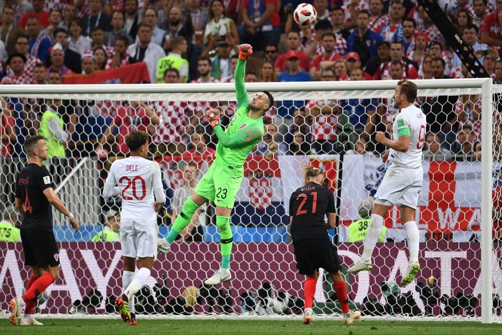 Con la confianza en su máximo punto, Inglaterra puso en problemas a Croacia por medio de centros y demás, a lo que reaccionó el arquero croata.