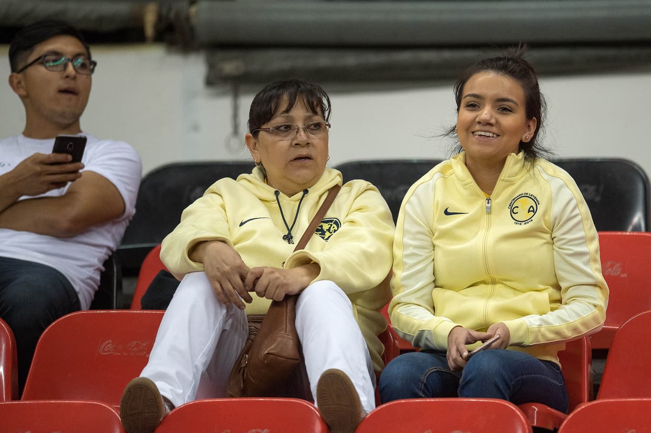 Cerca de 10,000 espectadores se acercaron al Azteca para ver este partido de la Liga de Campeones.