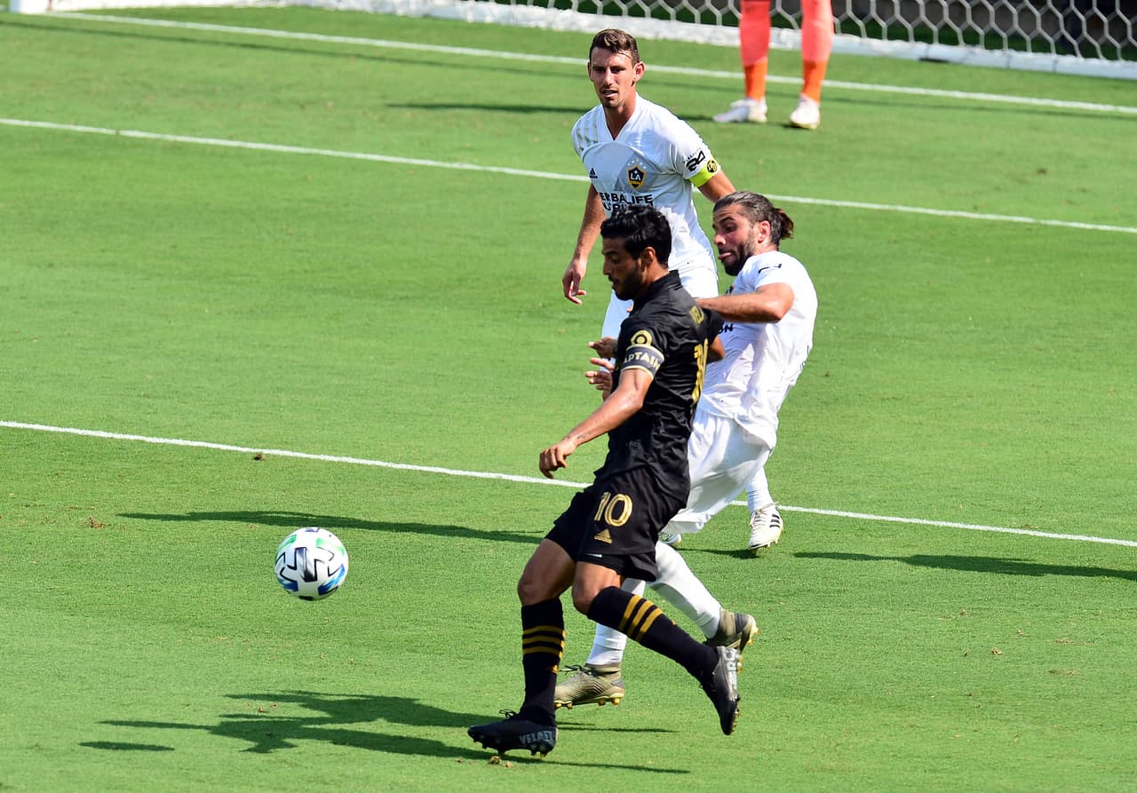 Carlos Vela se lesionó en su regreso con LAFC en el clásico angelino
