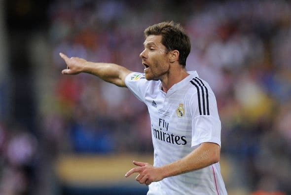 Por si esto fuera poco, la salida de Xabi Alonso deja un hueco en la media cancha que será muy difícil de llenar.