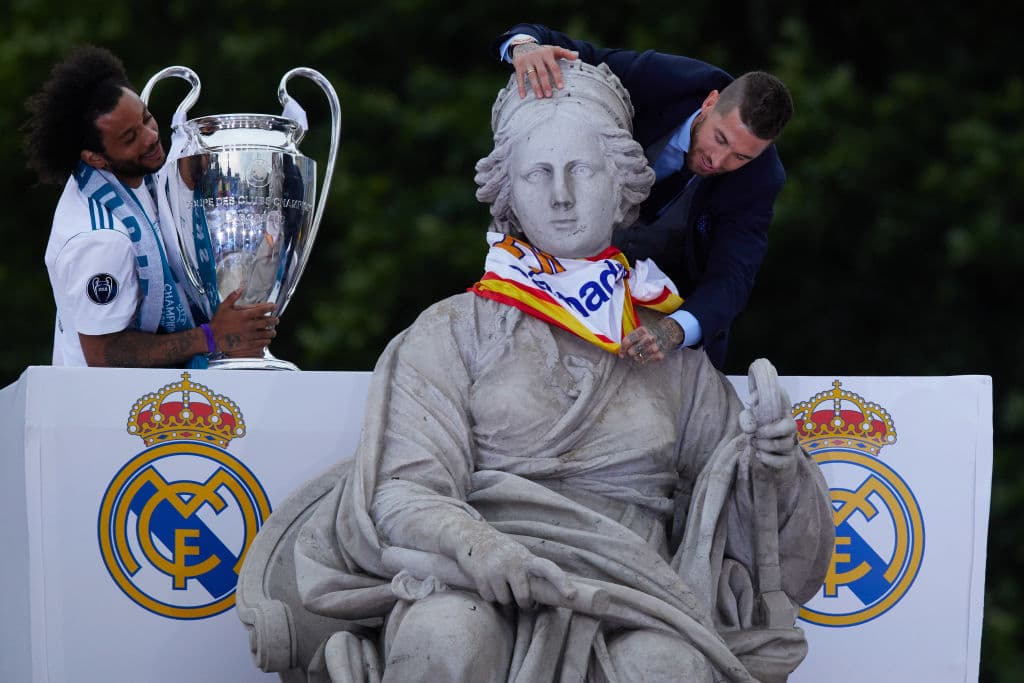 Marcelo y Sergio Ramos a un costado de la Cibeles, de la original, mientras paseaban con la copa. El capitán del equipo madridista envolvía a la diosa con una bufanda Merengue.